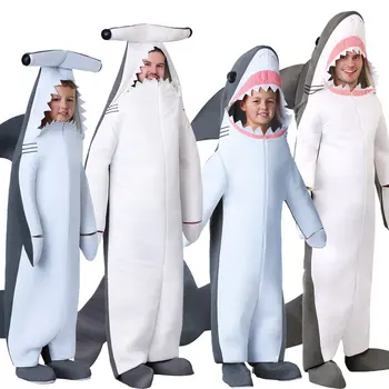 Halloween show no palco do desempenho de adultos, crianças, animais marinhos de tubarão, o grande tubarão branco, tubarão-martelo, traje