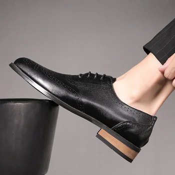 Yomior 2020 Vintage Mens Vestido Formal Sapatos De Couro Genuíno Lace-Up Casual Sapatos Masculinos De Negócios De Casamento Brogue Sapatos Oxfords
